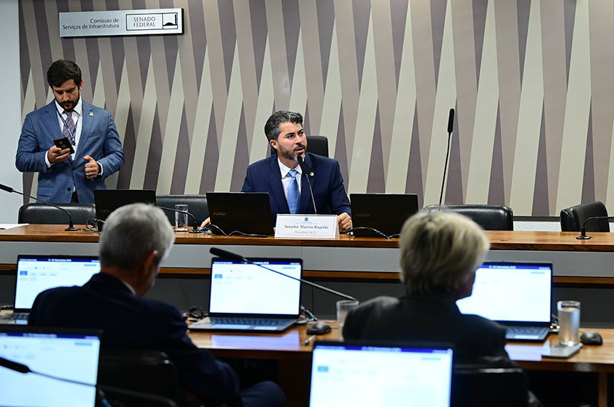 Mesa: 
presidente da CI, senador Marcos Rogério (PL-RO).