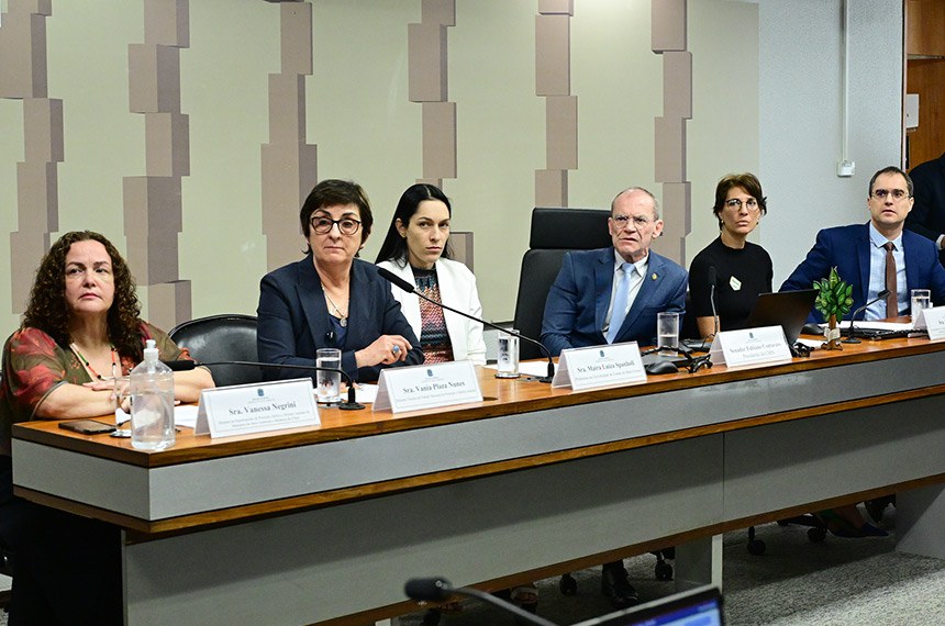 Mesa: 
diretora do Departamento de Proteção, Defesa e Direitos Animais do Ministério do Meio Ambiente e Mudança do Clima,  Vanessa Negrini;
diretora técnica do Fórum Nacional de Proteção e Defesa Animal, Vania Plaza Nunes;
professora na Universidade do Estado do Mato Grosso, Maira Luiza Spanholi; 
presidente da CMA, senador Fabiano Contarato (PT-ES);  
coordenadora do Grupo de Advocacia Animalista Voluntária e Consultora Jurídica da Agência de Notícias de Direitos Animais, Leticia Filpi; 
diretor de Relações Governamentais e Políticas Públicas da Mercy For Animals no Brasil, George Sturaro.