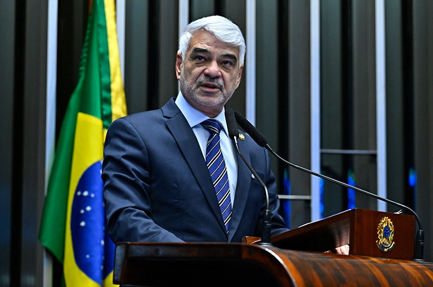 À tribuna, em discurso, senador Humberto Costa (PT-PE). 