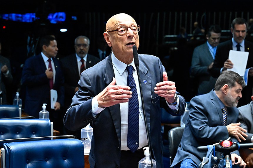 À bancada, em pronunciamento, senador Esperidião Amin (PP-SC).