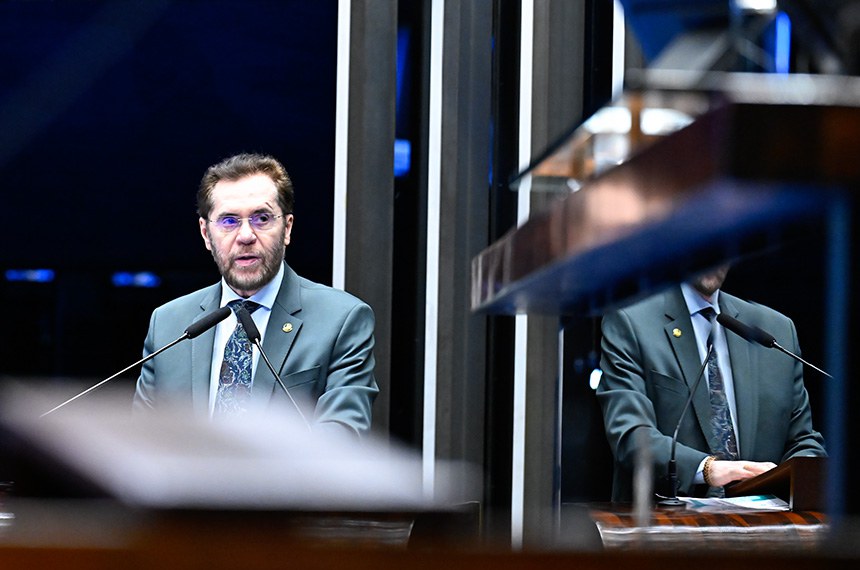 Em discurso, à tribuna, senador Plínio Valério (PSDB-AM).