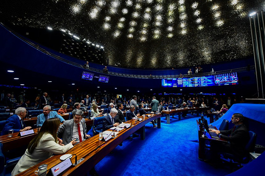 Da bancada, parlamentares acompanham sessão.