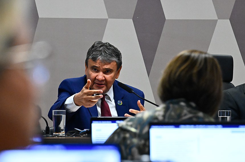 À mesa, ministro de Estado do Desenvolvimento e Assistência Social, Família e Combate à Fome, Wellington Dias.