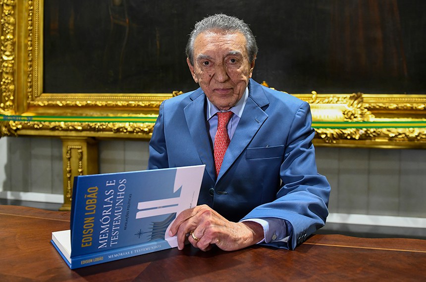 Autor do livro "Memórias e Testemunhos – Revelações Políticas", ex-senador Edison Lobão, autografa livro.