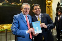 'Memórias e Testemunhos': livro de Edison Lobão traz fatos da democracia brasileira