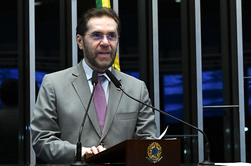 À tribuna, em discurso, senador Plínio Valério (PSDB-AM). 