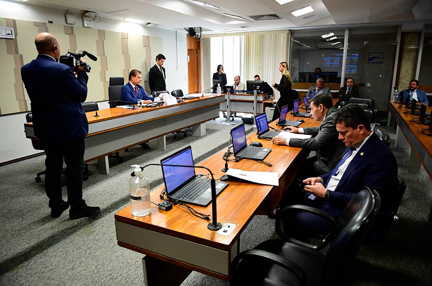 Bancada:
senador Hamilton Mourão (Republicanos-RS) em pronunciamento;
senador Sergio Moro (União-PR).