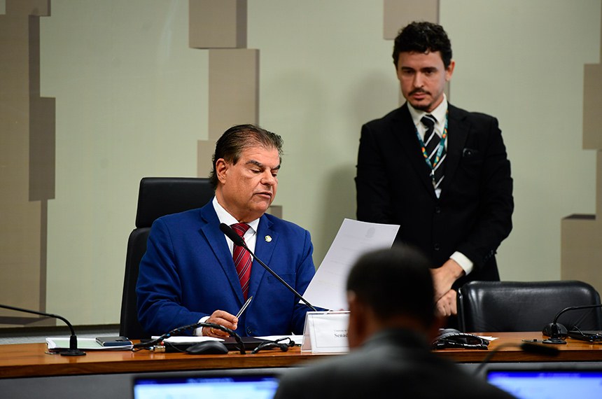 Presidente da CRE, senador Nelsinho Trad (PSD-MS) conduz reunião.
