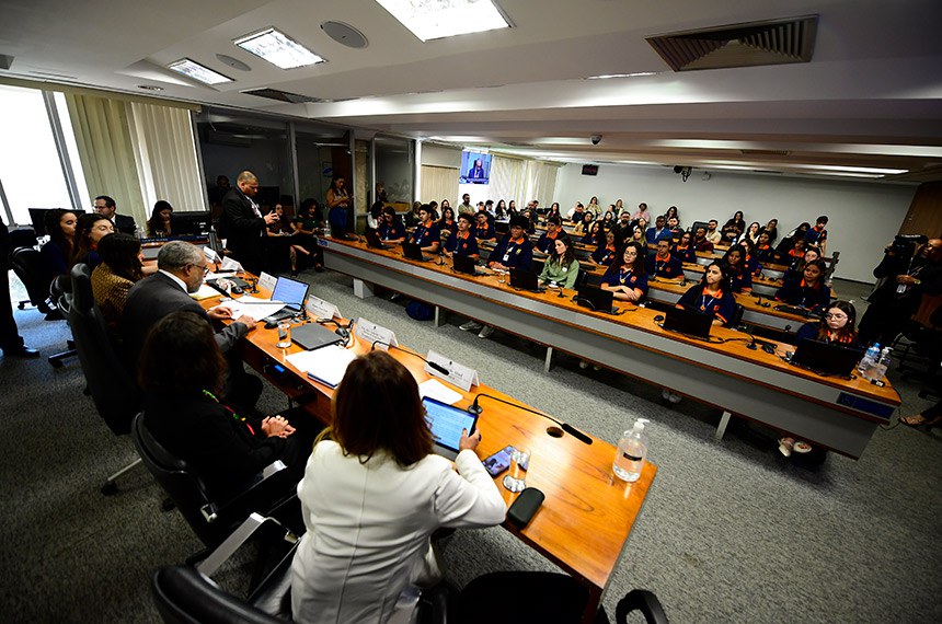 Jovens senadores 2025: 
Adrieli Mattos França (SC); 
Darliane Crislaine Lima da Silva (AL); 
Douglas Paes Silva (PE); 
Ellen Lahandria Nogueira Oliveira (AP); 
Erick Emanuel Lima Souza (CE); 
Flávia Bueno Olímpio (PR); 
Gabriel Alves Lemos (MS); 
Isabelly Christynna Capim Fernandes (PB); 
Isabelly Gomes Naegele Montechiari (RJ); 
João Pedro Ferreira Santos (BA); 
José Guylherme Santos Santana (SE); 
Keyla Adssa Barbosa de Oliveira (RN); 
Laury Angelina Luiz Ferreira Xavier de Oliveira (RO); 
Luísa Rodrigues de Freitas (MG); 
Maria Carolina Bueno Carriel (SP); 
Maria Eduarda dos Santos Alves (DF); 
Maria Eduarda Oliveira Primo (TO); 
Maria Eduarda Sousa Vale (RR); 
Maria Gabriella Silva Freitas (AM); 
Mariana de Fátima Miranda Marques (PI); 
Nicoly Ketlen Silva Mendonça (AC); 
Raphael Jorge Guimarães (RS); 
Rebeca Souza Marinho (PA); 
Rosângela Bispo Pereira (MA); 
Sabrina Furriel Nascimento Freitas (ES); 
Stefany Formigari Wrzsciz (MT); 
Yasmin Vittória Nunes Soares (GO). 
