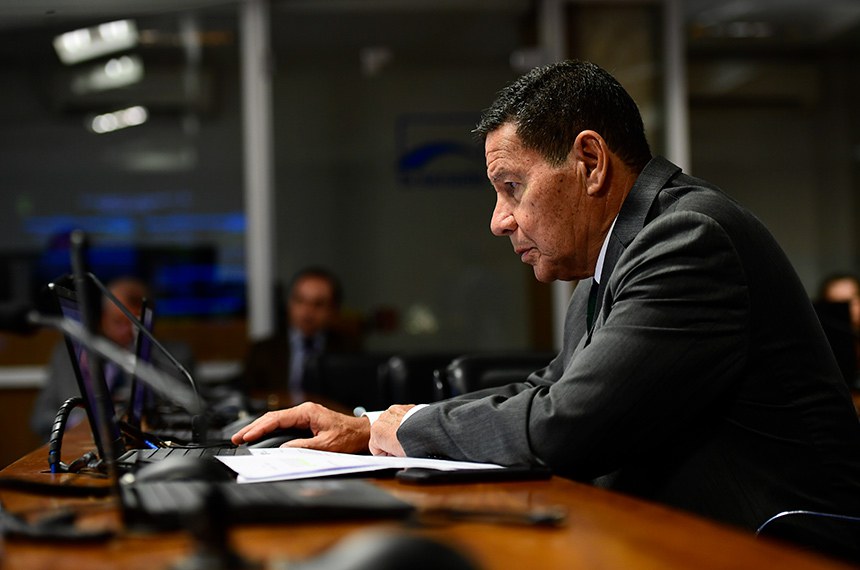 Senador Hamilton Mourão (Republicanos-RS) em pronunciamento à bancada.