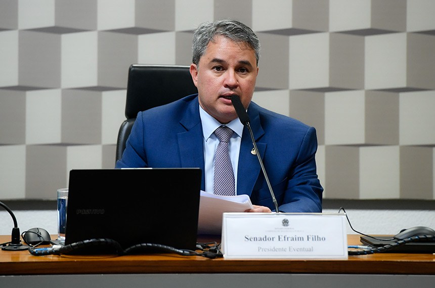 À mesa, presidente eventual da CSP, senador Efraim Filho (União-PB), conduz audiência.