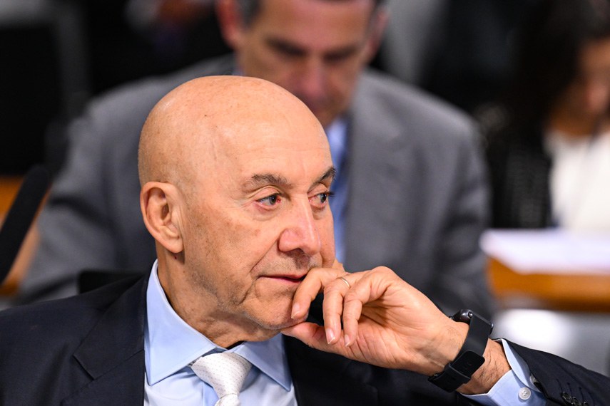 Em destaque, à bancada, relator do PLP 143/2019, senador Confúcio Moura (MDB-RO).