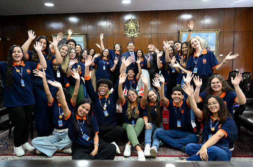 Participam:
presidente do Conselho do Projeto Jovem Senador, senador Paulo Paim (PT-RS);
presidente do Senado Federal, senador Davi Alcolumbre (União-AP);
Adrieli Mattos França (SC); 
Darliane Crislaine Lima da Silva (AL); 
Douglas Paes Silva (PE); 
Ellen Lahandria Nogueira Oliveira (AP); 
Erick Emanuel Lima Souza (CE); 
Flávia Bueno Olímpio (PR); 
Gabriel Alves Lemos (MS); 
Isabelly Christynna Capim Fernandes (PB); 
Isabelly Gomes Naegele Montechiari (RJ); 
João Pedro Ferreira Santos (BA); 
José Guylherme Santos Santana (SE); 
Keyla Adssa Barbosa de Oliveira (RN); 
Laury Angelina Luiz Ferreira Xavier de Oliveira (RO); 
Luísa Rodrigues de Freitas (MG); 
Maria Carolina Bueno Carriel (SP); 
Maria Eduarda dos Santos Alves (DF); 
Maria Eduarda Oliveira Primo (TO); 
Maria Eduarda Sousa Vale (RR); 
Maria Gabriella Silva Freitas (AM); 
Mariana de Fátima Miranda Marques (PI); 
Nicoly Ketlen Silva Mendonça (AC); 
Raphael Jorge Guimarães (RS); 
Rebeca Souza Marinho (PA); 
Rosângela Bispo Pereira (MA); 
Sabrina Furriel Nascimento Freitas (ES); 
Stefany Formigari Wrzsciz (MT); 
Yasmin Vittória Nunes Soares (GO). 