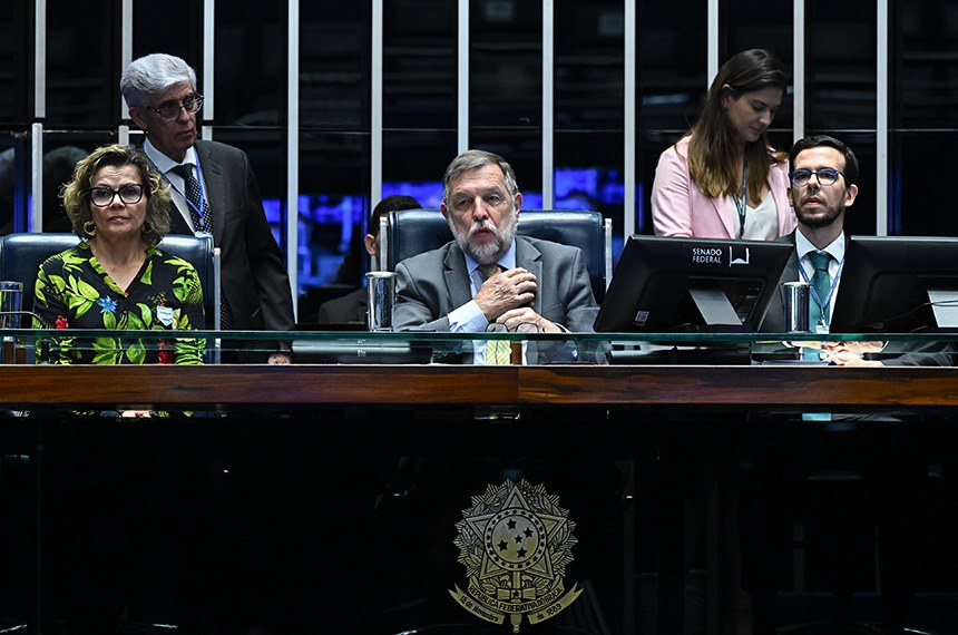 Mesa: 
mãe do aluno Gabriel Teixeira Rosa de Lima, que faz parte da equipe de Atletismo da Apae/DF, com duas medalhas de ouro na Confederação Brasileira de Desportos para Deficientes Intelectuais, Maria do Perpétuo Socorro T. Rosa; 
presidente e requerente desta sessão, senador Flávio Arns (PSB-PR); 
secretário desta sessão.