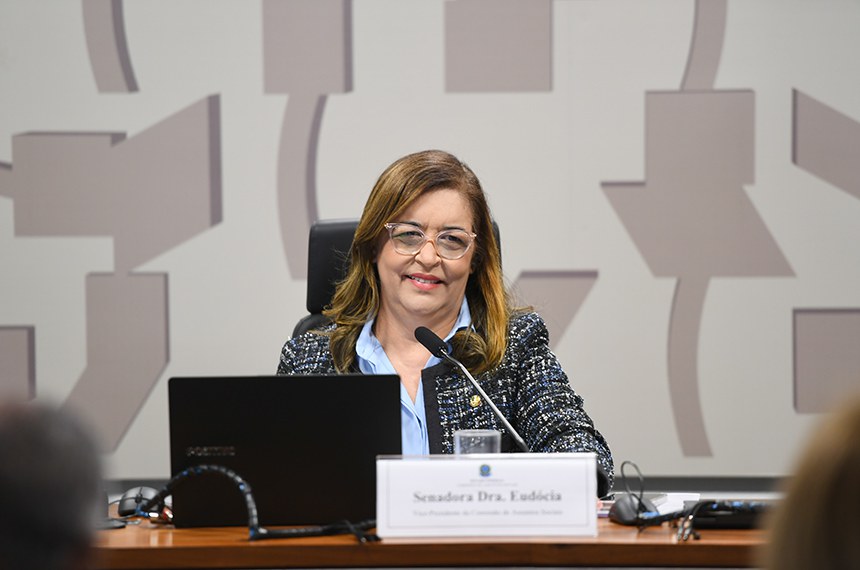 À mesa, vice-presidente da CAS, senadora Dra. Eudócia (PL-AL). 