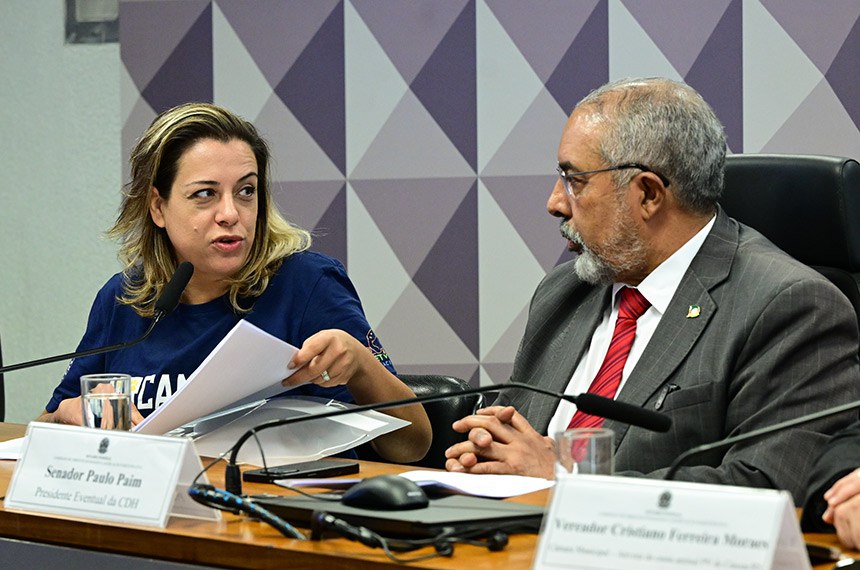 Mesa:
presidente da Arcanimal, Carine Zanotto;
presidente eventual da CDH, senador Paulo Paim (PT-RS), conduz audiência.