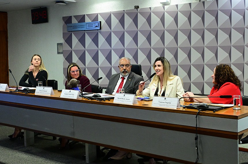 Mesa:
advogada, pós-graduada em Direito Animal e atuante na causa, Amanda Lührs;
representante das Protetoras, advogada Renata Zainard;
presidente eventual da CDH, senador Paulo Paim (PT-RS);
representante do Conselho Federal de Medicina Veterinária, médica veterinária Ingrid Bueno Atayde em pronunciamento;
ativista da causa animal vereador Cristiano Ferreira Moraes (PV/RS);
diretora do Departamento de Proteção, Defesa e Direitos Animais do Ministério do Meio Ambiente, Vanessa Negrini.
