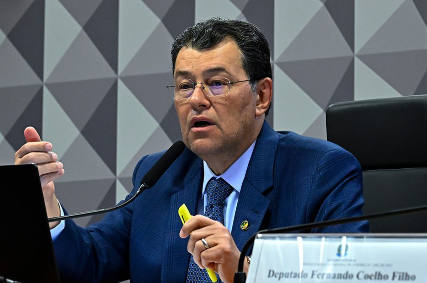 À mesa, em pronunciamento, presidente da CMMPV 1.300/2025, senador Eduardo Braga (MDB-AM).