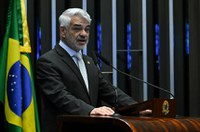 Humberto Costa comemora dados positivos da economia e critica bets