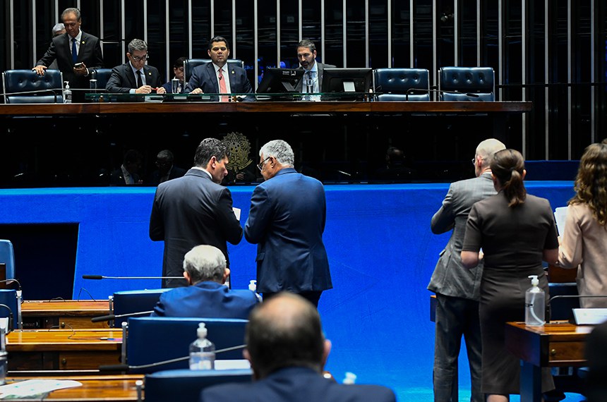 Senadores à bancada.