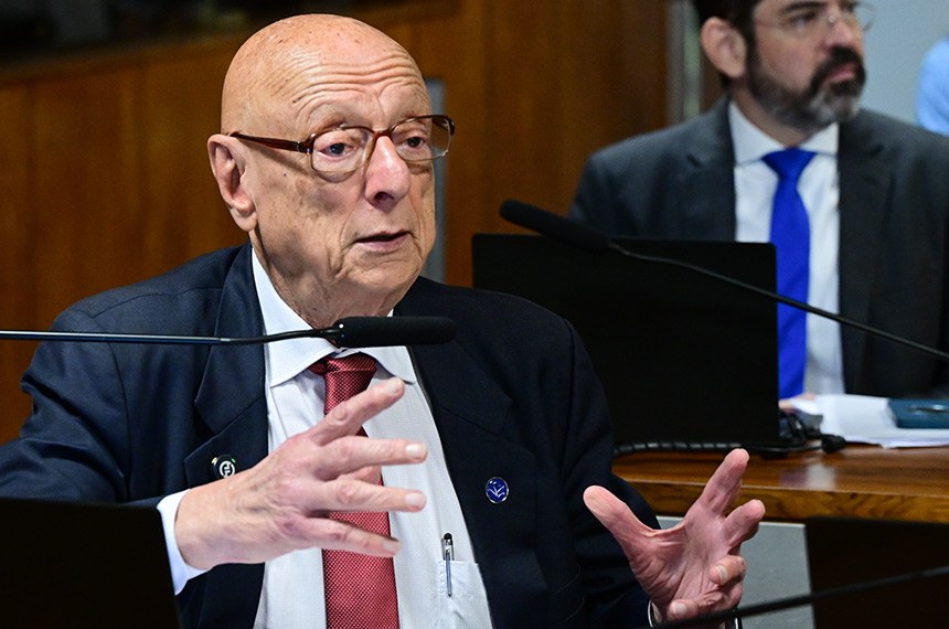 Senador Esperidião Amin (PP-SC) em pronunciamento à bancada.