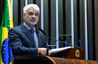 Humberto Costa repudia acusações de racismo contra Lula