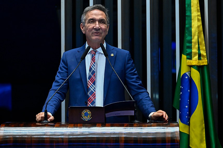 Senador Lucas Barreto (PSD-AP) em discurso à tribuna.