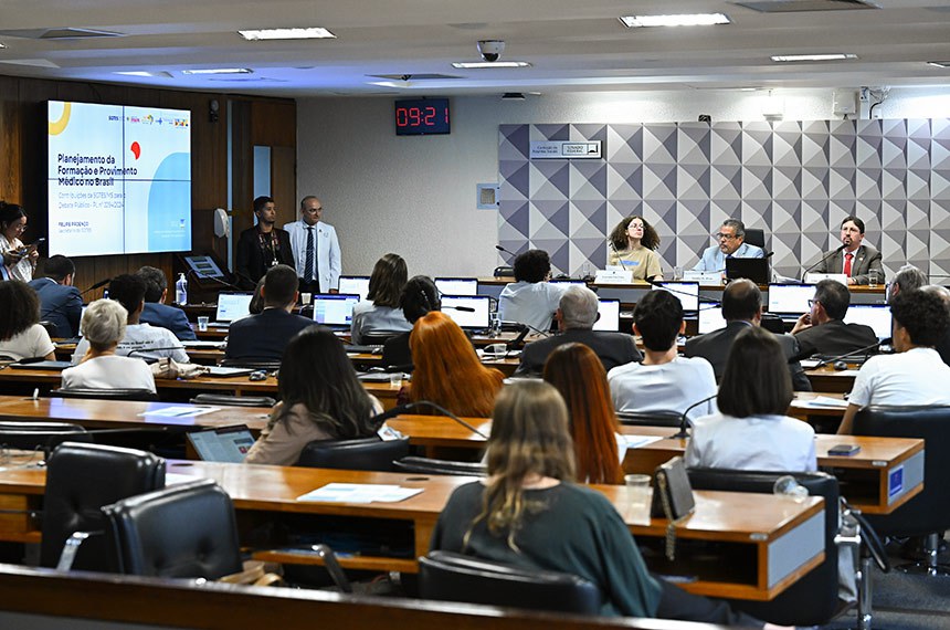 Painel exibe vídeo.