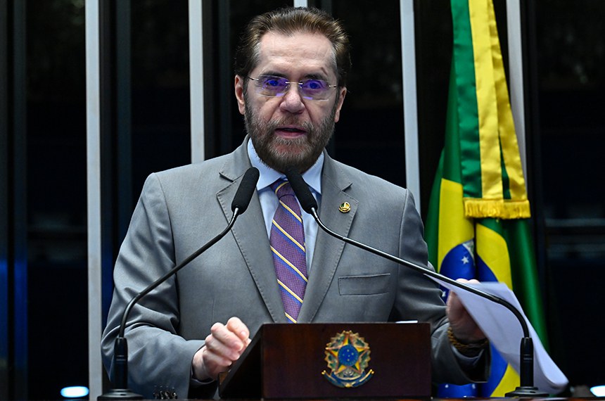 Em discurso, à tribuna, senador Plínio Valério (PSDB-AM).