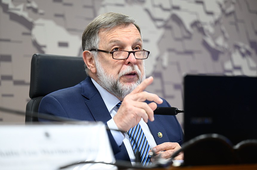 À mesa, presidente da CCT, senador Flávio Arns (PSB-PR), conduz audiência.