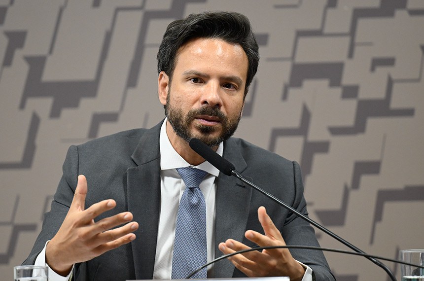 Mesa: 
conselheiro da Câmara de Educação Básica do Conselho Nacional de Educação (CNE), Israel Batista - em pronunciamento.