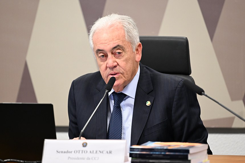 Mesa: 
presidente da CCJ, senador Otto Alencar (PSD-BA), em pronunciamento.