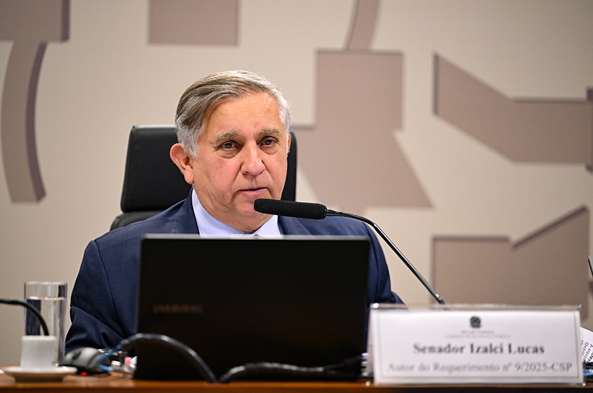 À mesa, autor do REQ 9/2025-CSP, senador Izalci Lucas (PL-DF), conduz audiência. 