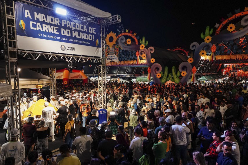 A iguaria pesou 1 tonelada, 356,5 kg e foi distribuída para cerca de 20 mil pessoas na Casa de Farinha, da Praça Fábio Marques Paracat. A Maior Paçoca de Carne do Mundo entra para o Guinness World Records.