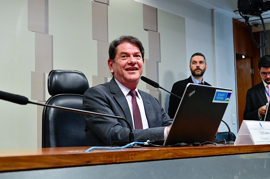 À mesa, presidente eventual da CTFC, senador Cid Gomes (PDT-CE), conduz reunião.