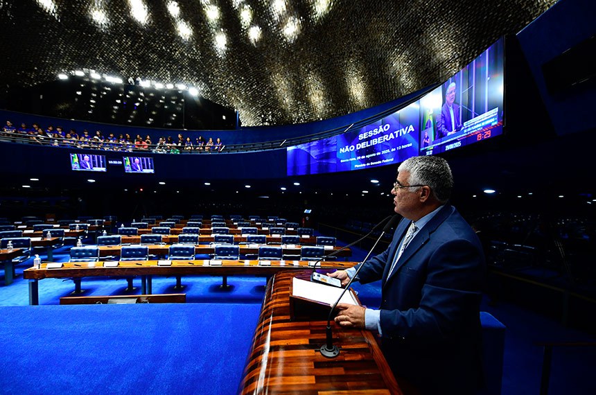 Em discurso, à tribuna, senador Eduardo Girão (Novo-CE).