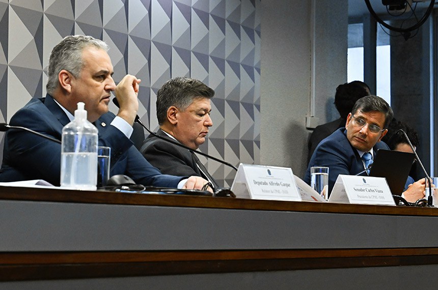 Mesa: 
relator da CPMI - INSS, deputado Alfredo Gaspar (União-AL), em pronunciamento;
presidente da CPMI - INSS, senador Carlos Viana (Podemos-MG);
advogado Eli Cohen.