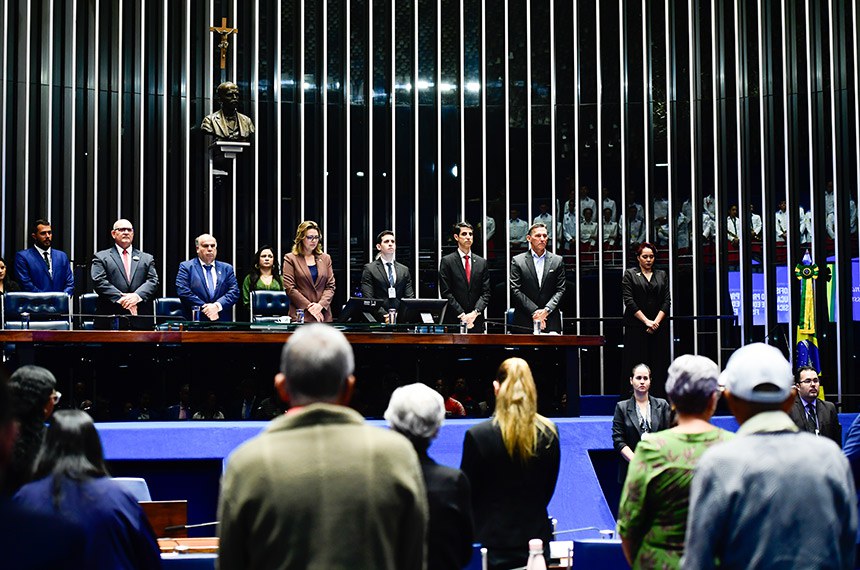 Em posição de respeito, parlamentares e convidados acompanham execução do Hino Nacional.