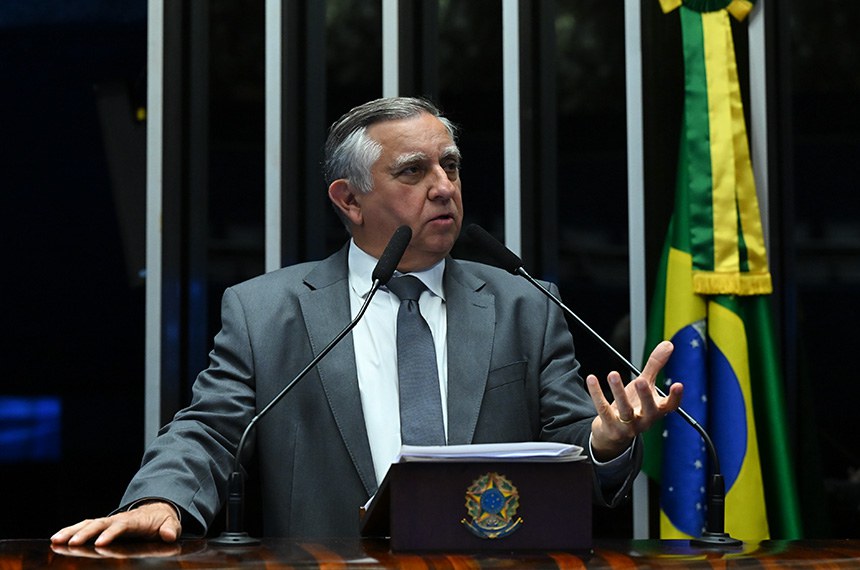 Senador Izalci Lucas (PL-DF) em discurso à tribuna.