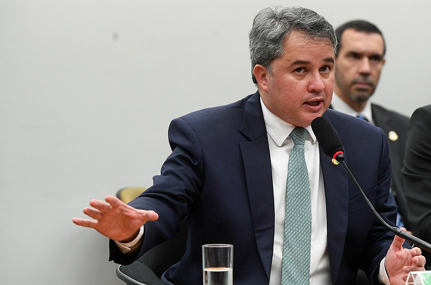 Mesa: 
presidente da CMO, senador Efraim Filho (União-PB) - em pronunciamento.