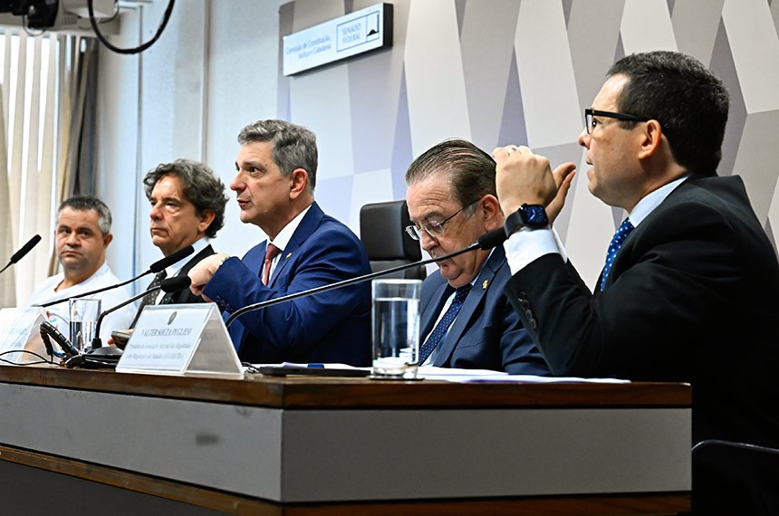 Mesa: 
diretor do Sindicato dos Trabalhadores Frentistas de Brasília e diretor na Força Sindical (FS), Willian Ferreira da Silva;
economista do Departamento Intersindical de Estatística e Estudos Socioeconômicos (Dieese), Alexandre Sampaio Ferraz;
presidente em exercício da CCJ, senador Rogério Carvalho (PT-SE);
presidente da Confederação Nacional dos Trabalhadores no Comércio (CNT), deputado Luiz Carlos Motta (PL-SP);
presidente da Associação Nacional das Magistradas e dos Magistrados do Trabalho (Anamatra), Valter Souza Pugliesi em pronunciamento.