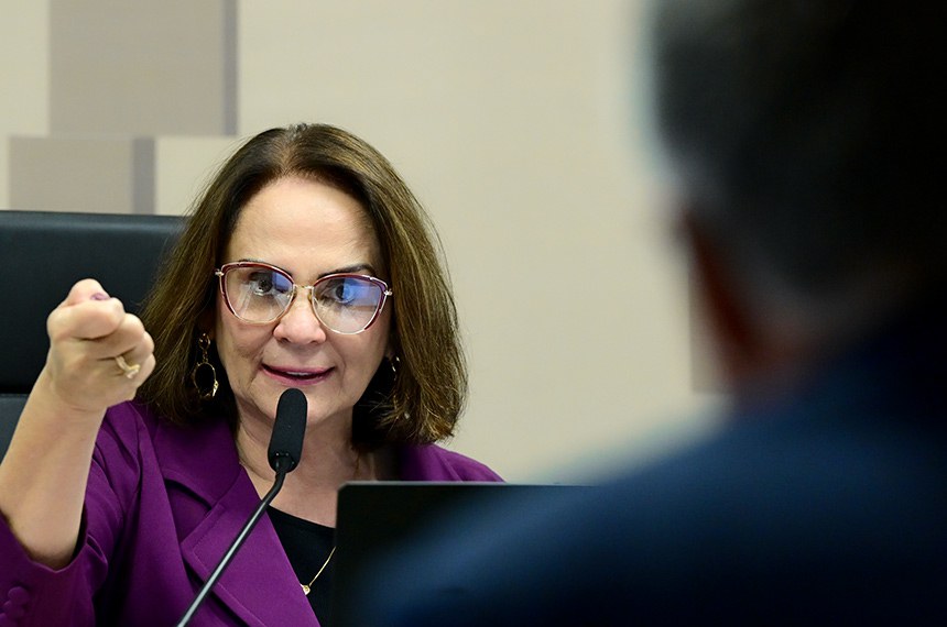 Mesa: 
presidente da CDH, senadora Damares Alves (Republicanos-DF) - em pronunciamento.
