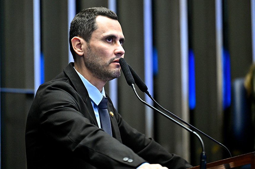 À tribuna, em discurso, senador Cleitinho (Republicanos-MG). 