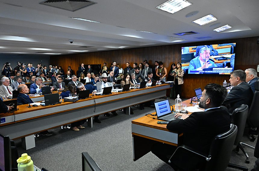 Em pronunciamento, à bancada, deputado Paulo Pimenta (PT-RS).