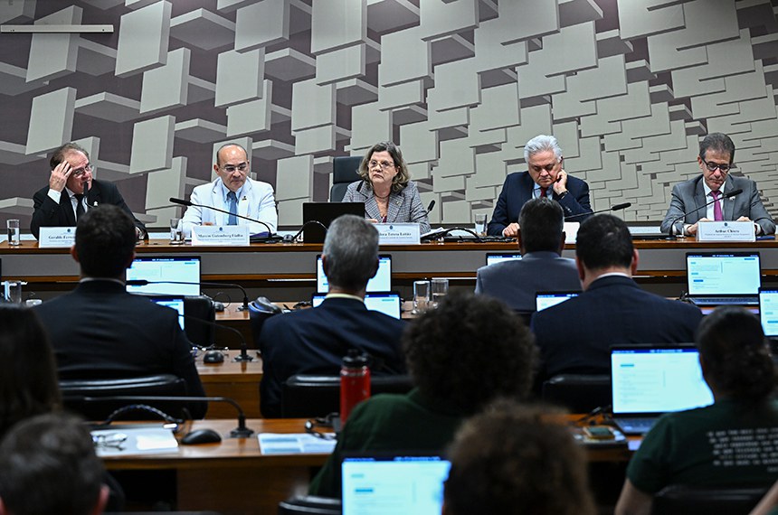 Mesa: 
presidente da Federação Nacional dos Médicos (Fenam), Geraldo Ferreira Filho;
diretor de Saúde Suplementar da Federação Médica Brasileira (FMB), Marcos Gutemberg Fialho;
presidente eventual da CAS, senadora Teresa Leitão (PT-PE);
secretário executivo do Conselho Nacional de Secretários de Saúde (Conass), Jurandi Frutuoso Silva;
presidente da Empresa Brasileira de Serviços Hospitalares (Ebserh), Arthur Chioro.