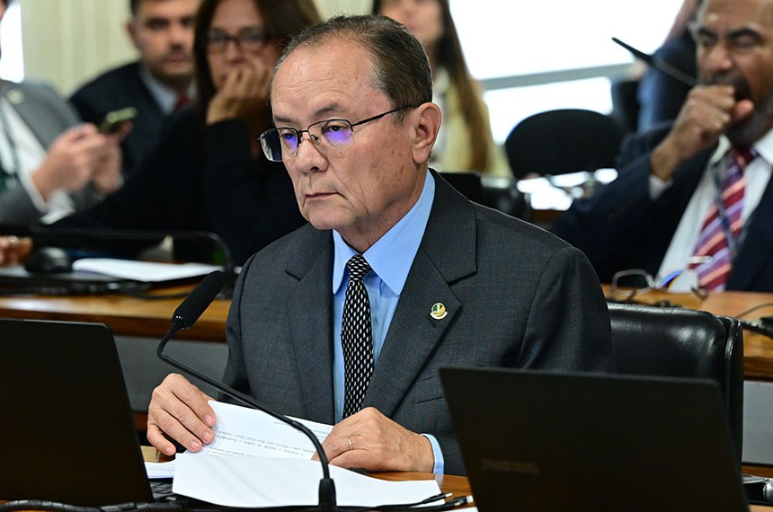 À bancada, relator do PL 880/2025, senador Zequinha Marinho (Podemos-PA).