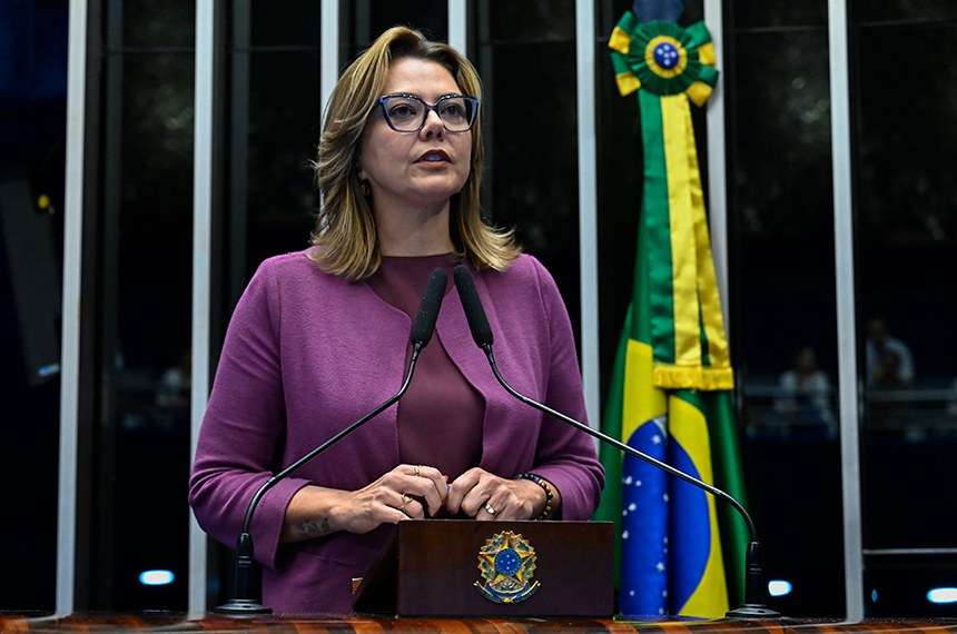 Senadora Leila Barros (PDT-DF) em discurso à tribuna.