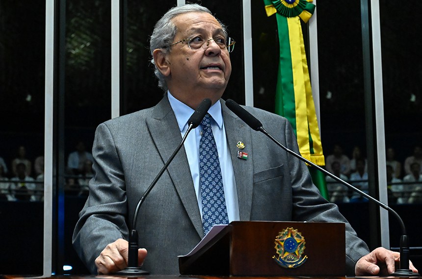 À tribuna, em discurso, senador Jayme Campos (União-MT). 
