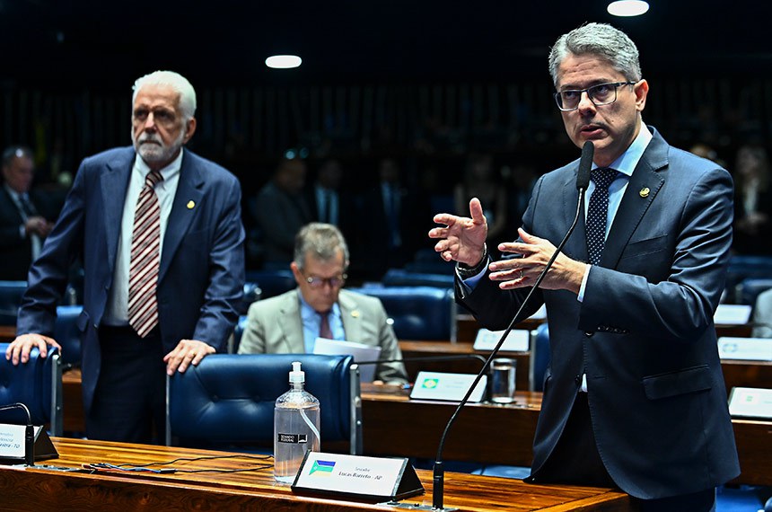 Em pronunciamento, à bancada, senador Alessandro Vieira (MDB-SE).