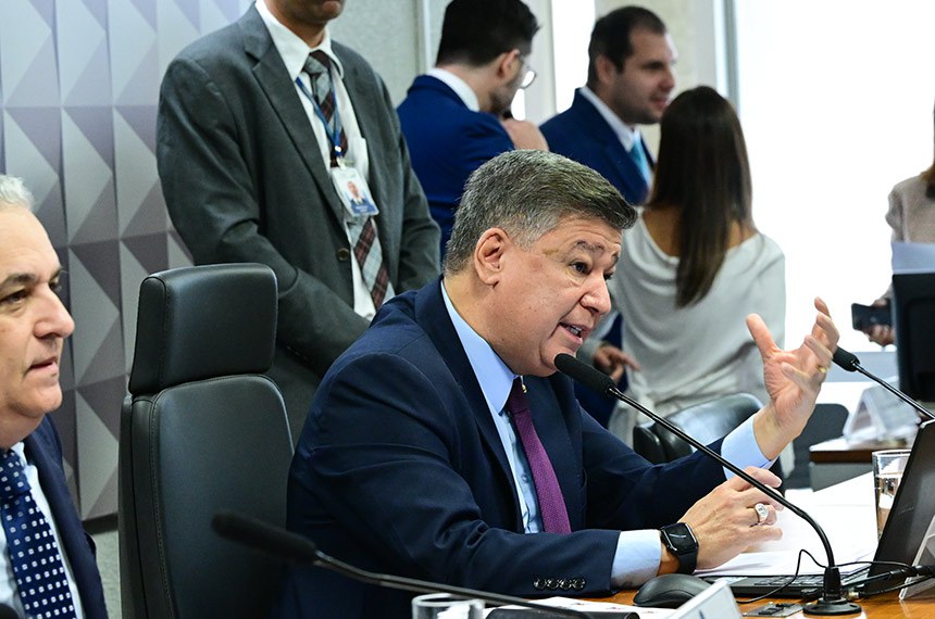 À mesa, presidente da CPMI - INSS, senador Carlos Viana (Podemos-MG), conduz reunião.